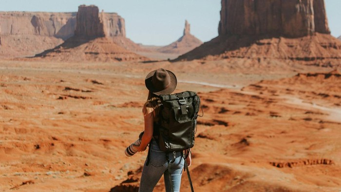 5 Ciri Kepribadian Orang yang Senang Bepergian Sendiri