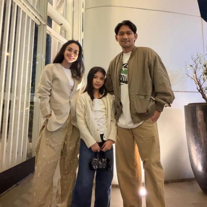 <p>Anak kedua artis Ririn Ekawati, Abigail Cattleya Putri yang biasa disapa Yaya atau Abby, belakangan ini sukses mencuri perhatian publik. Di waktu luangnya, Yaya memanfaatkan kesempatannya untuk berjualan takjil di depan rumahnya, Bunda. (Foto: Instagram @ibnujamilo)</p>