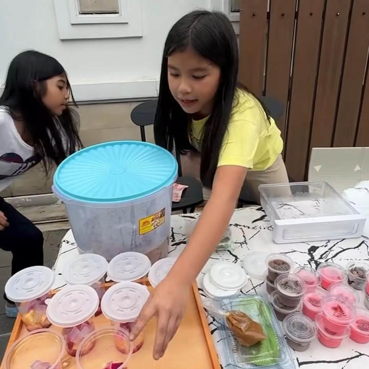 <p>Momen ini diunggah langsung oleh sang Ayah sambung, Ibnu Jamil, lewat <em>postingan</em> terbarunya di Instagram. Dalam videonya, Yaya terlihat tengah menata meja di depan rumah mereka. "Abby Takjil hari pertama. Tetap produktif semuanya," ungkap Ibnu melalui Instagram-nya. (Foto: Instagram @ibnujamilo)</p>