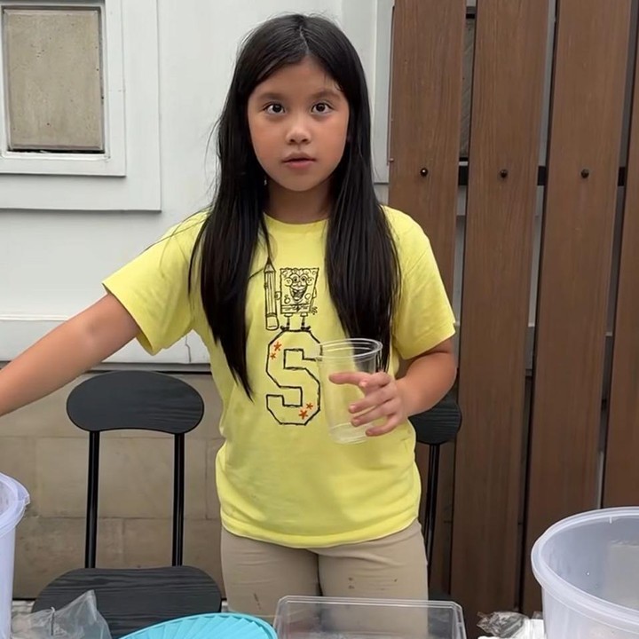 <p>Momen lucu pun terjadi saat Ibnu Jamil berniat memborong semua jualan sang putri. Namun, Ibnu ternyata tidak diperbolehkan mengambil semua dagangannya nih, Bunda. &ldquo;Mau beli semuanya bisa enggak?&rdquo; tanya Ibnu. Dengan polosnya, Yaya menjawab, &ldquo;Enggak bisa&rdquo;. (Foto: Instagram @ibnujamilo)</p>