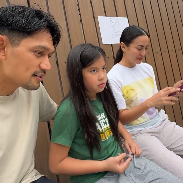 <p>Di hari keempat berjualan, Yaya terlihat menawarkan pisang ijo nih, Bunda. Kali ini, ia ditemani langsung oleh Ririn Ekawati dan Ibnu Jamil selama berjualan. Meski sedang kurang enak badan, ia tetap bersemangat melayani pembeli. &ldquo;Abby Takjil hari ke-4. Alhamdulillah, terima kasih yang sudah membeli Abby Takjil. Mohon maaf, Abby lagi kurang enak badan. Insyallah segera kembali,&rdquo; tutur Ibnu. (Foto: Instagram @ibnujamilo)</p>