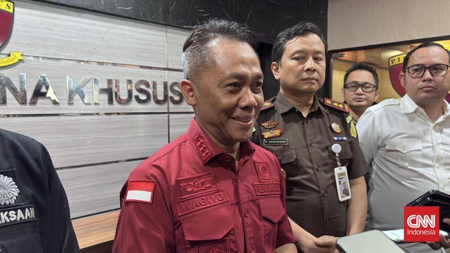 Guru honorer di Probolinggo mengembalikan gaji Rp118 juta usai kasus rangkap jabatan sebagai pendamping desa terungkap.