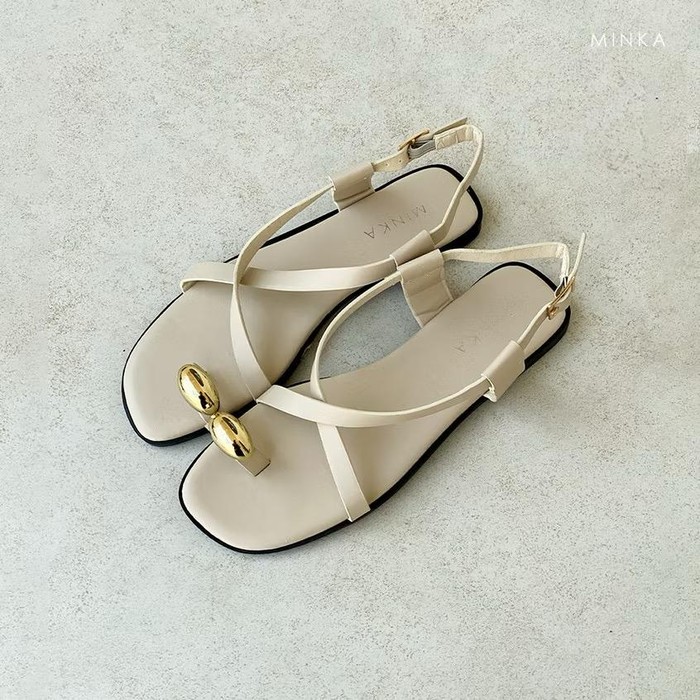 Bana flat sandal dari brand Minka hadir dengan desain yang minimalis dan clean dengan aksen yang mecuri perhatian. Aksen emas artistik membuat sandal ini terlihat unik.