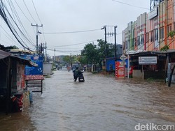 Banjir di Jalan Paccerakkang Makassar, Ruko Terendam-Motor Mogok