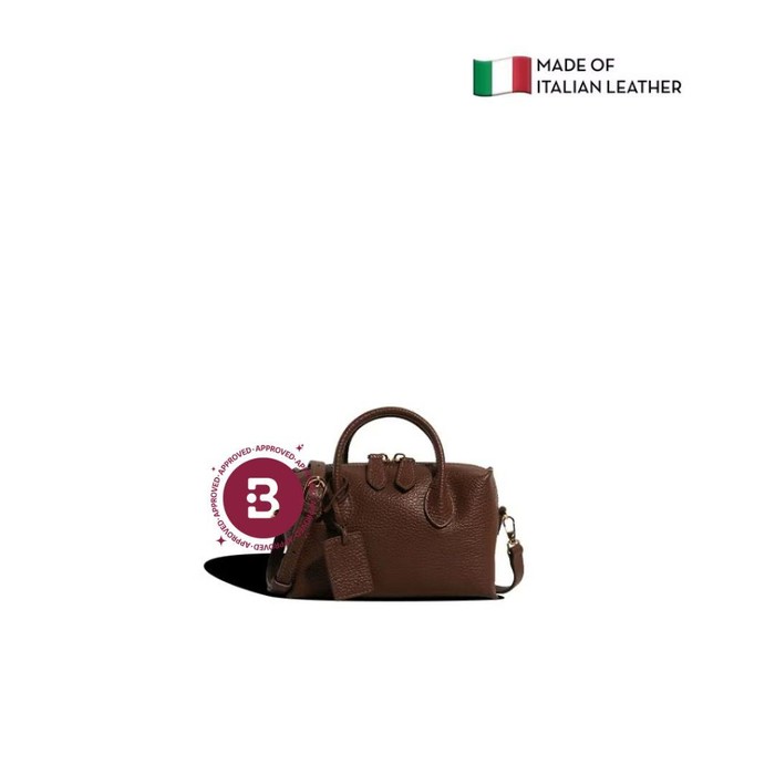 Tas ini dibuat menggunakan Italian leather berkualitas, tapi tetap ringan. Bao 17 ini berukuran 17 x 4.5 x 11 cm dan dilengkapi dengan attachable and adjustable strap. Desainnya minimalis dan timeless, cocok untuk dipadukan dengan berbagai outfit untuk berbagai acara.
