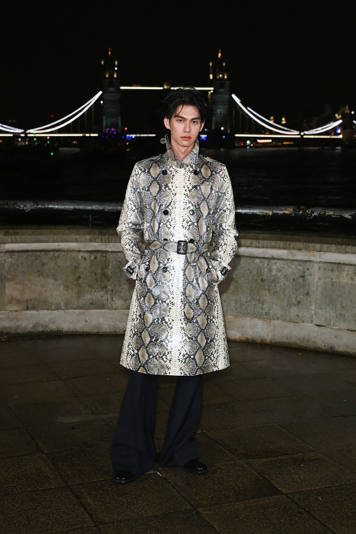Bright langsung curi perhatian seketika tiba di lokasi. Trench coat dengan aksen ikat pinggang jadi daya tarik utama berkat motif snake-skin/ Foto: Courtesy of Burberry/Alan Chapman/Dave Benett/Gett.../Dave Benett