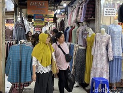 Tren Gamis Lebaran Bini Orang Ramai Diburu di Surabaya