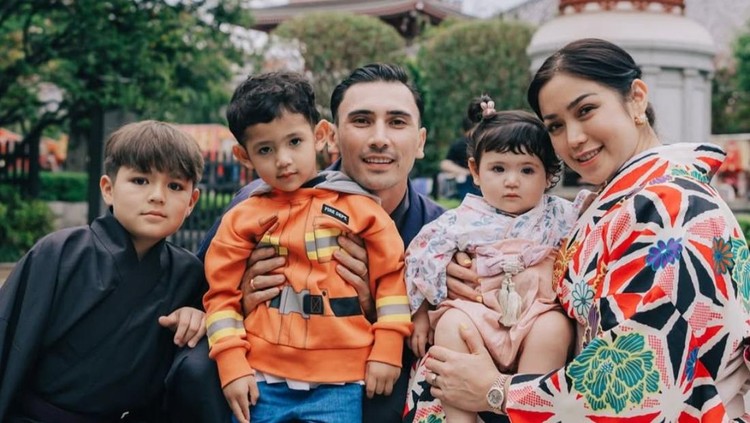 Gaya Parenting Jessica Iskandar & Vincent Verhaag Jadi Sorotan