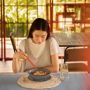 3 Ciri Kepribadian Orang yang Suka Makan Sendirian di Tempat Umum Menurut Ilmu Psikologi