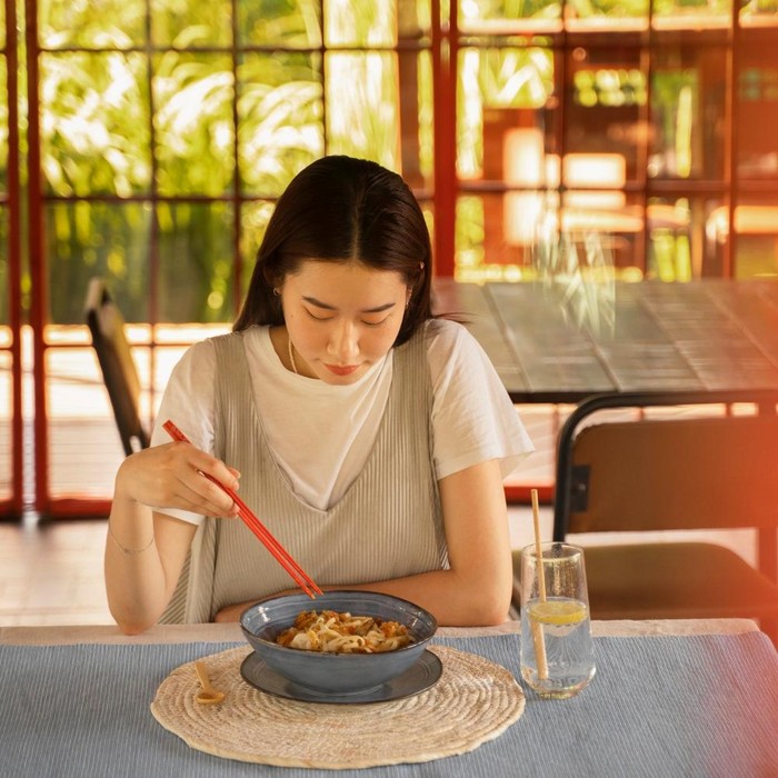 Menurut ilmu psikologi, ada beberapa ciri kepribadian unik dari orang-orang yang suka makan sendirian di tempat umum