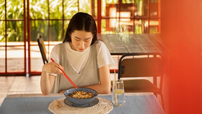 3 Ciri Kepribadian Orang yang Suka Makan Sendirian di Tempat Umum Menurut Ilmu Psikologi