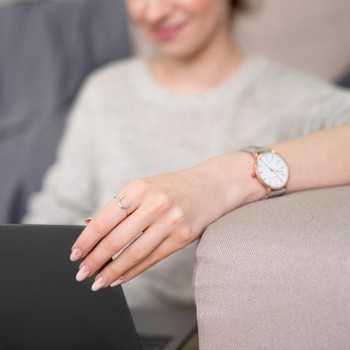 3 Ciri Kepribadian Orang yang Suka Pakai Jam Tangan