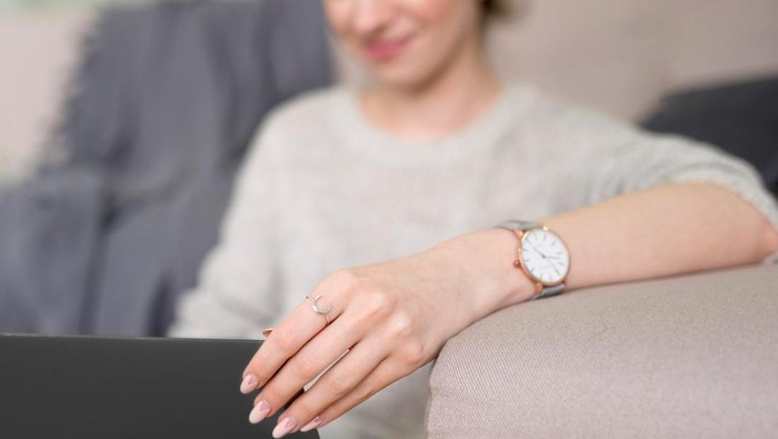 3 Ciri Kepribadian Orang yang Suka Pakai Jam Tangan