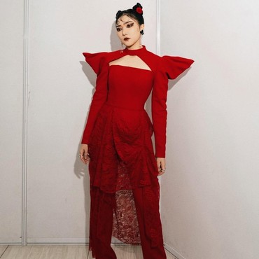 Publik Soroti Simbol Mata Konser Isyana Sarasvati, Ada Pesan Tersembunyi?