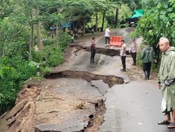 Hujan Deras 3 Hari, Jalan di Sekotong Putus Akibat Diterjang Longsor