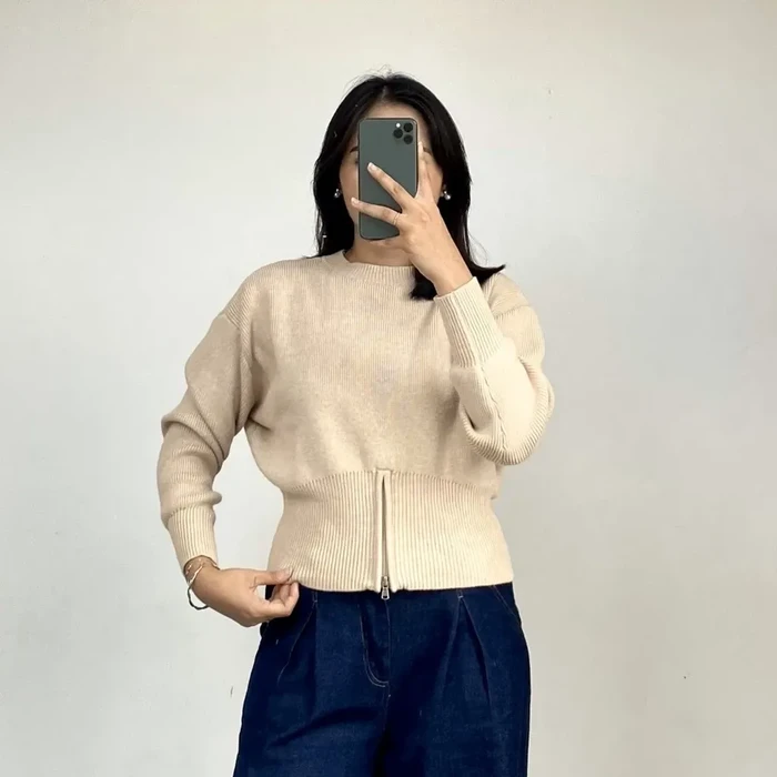 Atasan berwarna oat lembut ini terbuat dari bahan knit viscose yang terkenal lembut, halus, dan nyaman dipakai di kulit. Bentuk balon menambah volume dan karakter, sehingga terlihat lebih stylish dan modis.
