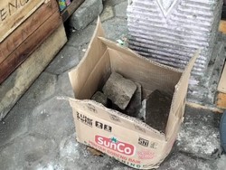 Penjual Sembako di Pasuruan Tertipu Sales Langganan Kardus Isi Batako