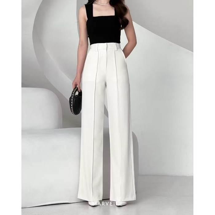 Celana highwaist dengan straight cut berbahan premium wool blend ini memberi kesan clean dan modern.