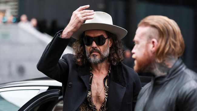 British actor and comedian Russell Brand arrives at Southwark Crown Court after further charges were added to his rape and multiple sexual assault case, in London, Britain, February 24, 2026. REUTERS/Toby Melville     TPX IMAGES OF THE DAY