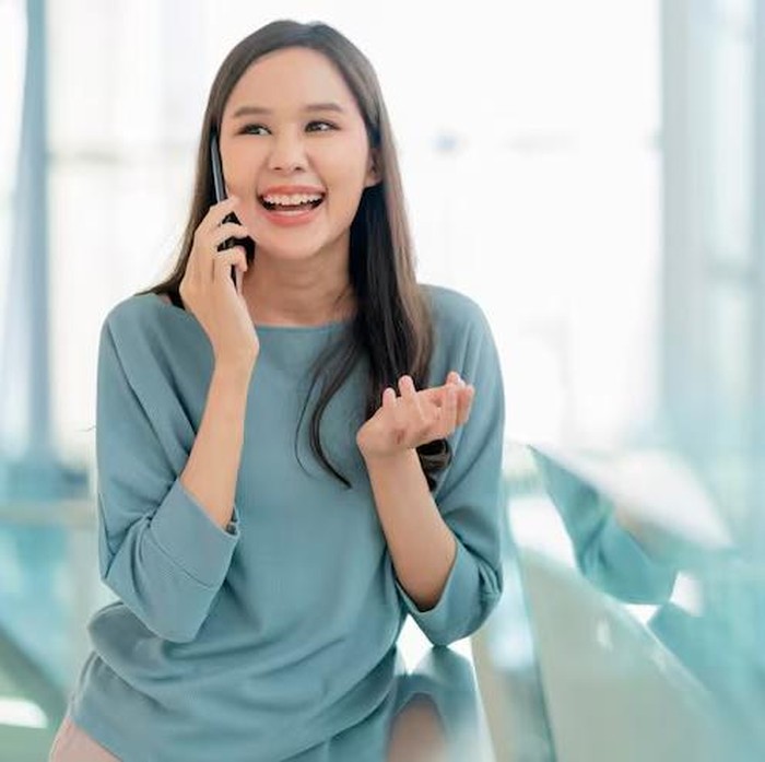 Perempuan gen Z yang high value mampu menyampaikan pikiran dengan jelas dan hormat. Kemampuan komunikasi ini memperkuat citra perempuan high value yang dewasa dan profesional.