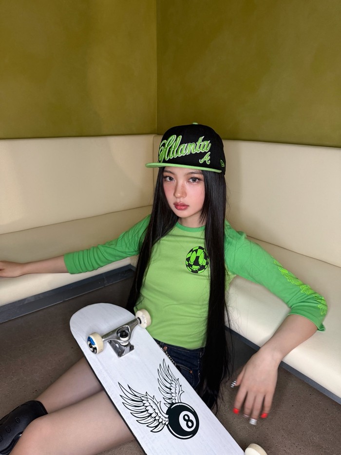 Kya KiiiKiii yang dikenal dengan tinggi badan menjulang pun sempat membeberkan bahwa ia berada di group chat yang sama dengan teman-teman sebaya lintas grup, yaitu Yeon Hearts2Hearts, Seungjoo SAY MY NAME, dan SeoAh tripleS. / Foto: x.com/KiiiKiii_talk