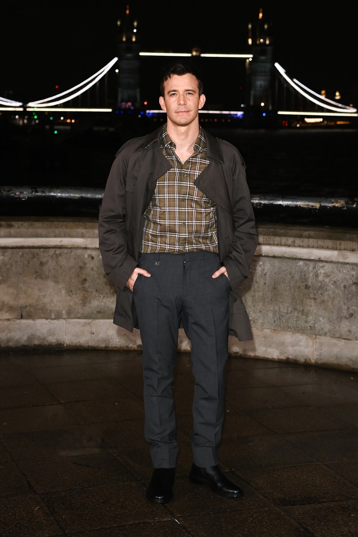 Bintang serial Bridgerton lainnya ikut dijumpai di venue acara, Beauties! Luke Thompson tampil semi-formal dalam kemeja plaid, tailored pants, serta jaket berpotongan longgar. Aktor Inggris itu&nbsp;menyempurnakan gaya musim dingin dengan ankle boots hitam/ Foto: Courtesy of Burberry/Dave Benett/Dave Benett