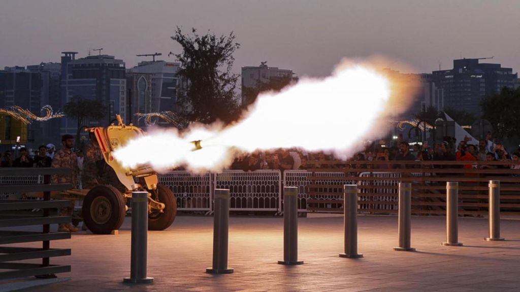 FOTO: Madfa Al Iftar, Dentum Meriam Penanda Buka Puasa di Qatar