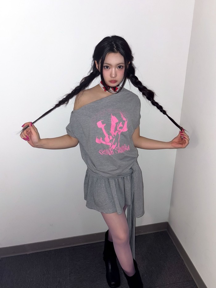 Maknae (anggota termuda) dalam grup satu ini bersekolah di Seoul Apgujeong Elementary School dan Yewon School di mana ia diketahui mengambil jurusan tari Korea. Korean dance pun kemudian menjadi salah satu spesialisasinya. / Foto: x.com/KiiiKiii_talk