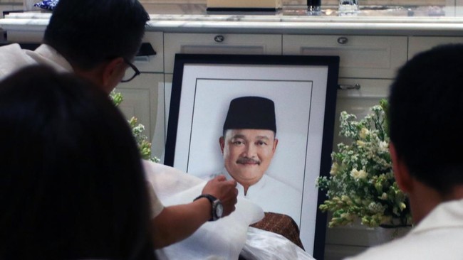 Terdakwa korupsi revitalisasi Pasar Cinde, Alex Noerdin, meninggal dunia. Kasusnya gugur, namun persidangan terdakwa lain tetap berlanjut.