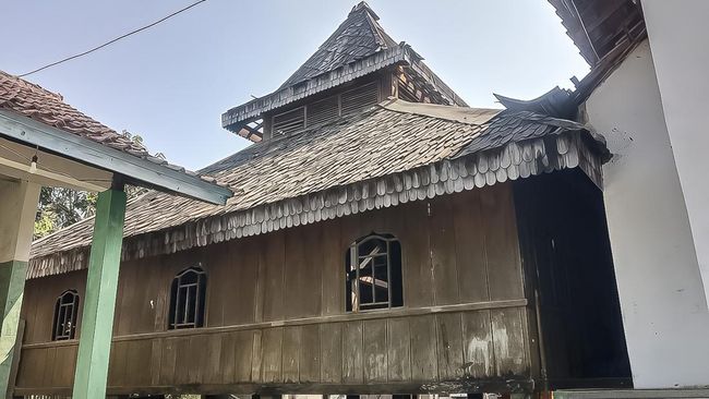 Masjid kayu berusia 600 tahun di Indramayu ini lekat dengan legenda ilmu Sapu Angin dan sejarah awal Islam di pesisir Jawa Barat.