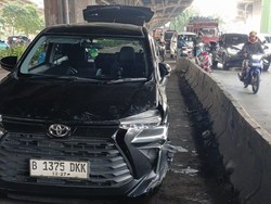 Mobil Tabrak Separator Busway di Jl DI Panjaitan Jaktim, Lalin Padat
