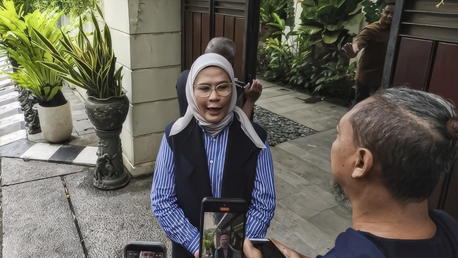 Mantan Bupati Indramayu, Nina Agustina, bertamu ke rumah Jokowi di Solo untuk meminta restu bergabung dengan PSI.