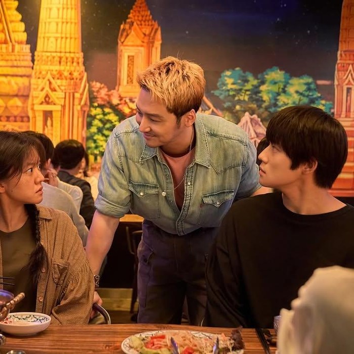 Pavane.
(L to R) Ko A Seong as Kim Mi-jeong, Byun Yo-han as Park Yo-han, Moon Sang-min as Lee Gyeong-rok in Pavane.
Cr. Cho Wonjin/Netflix © 2026