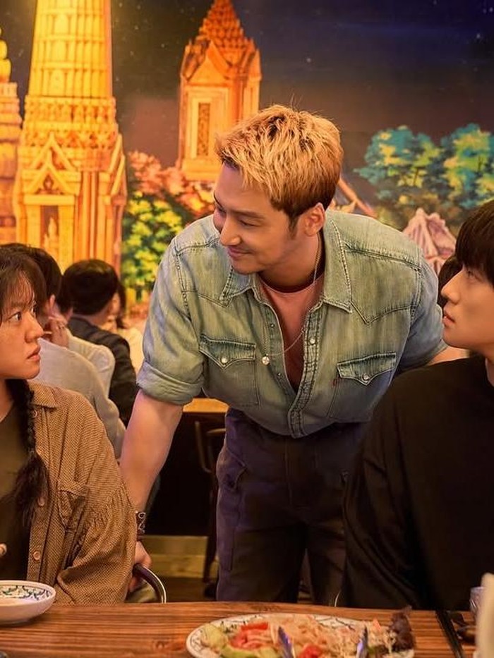 Pavane.
(L to R) Ko A Seong as Kim Mi-jeong, Byun Yo-han as Park Yo-han, Moon Sang-min as Lee Gyeong-rok in Pavane.
Cr. Cho Wonjin/Netflix © 2026