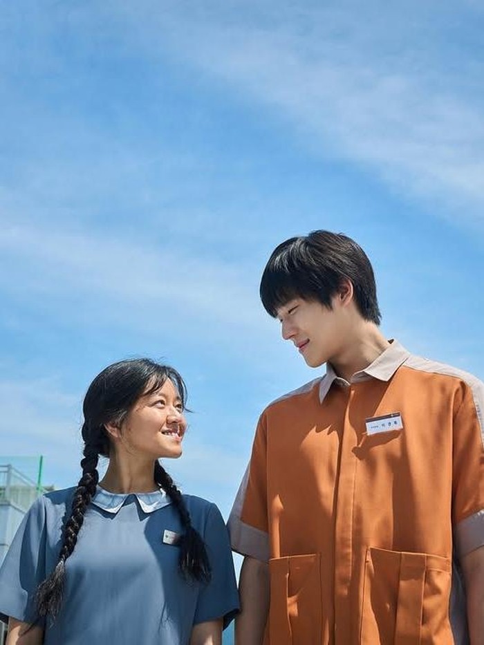 Pavane.
(L to R) Ko A Seong as Kim Mi-jeong, Moon Sang-min as Lee Gyeong-rok in Pavane.
Cr. Cho Wonjin/Netflix © 2026