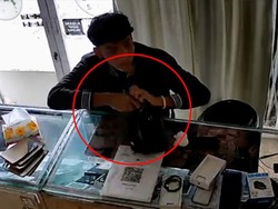 Video Kelilit Utang, Pria di Mojokerto Rampok Konter HP Modal Pistol Mainan