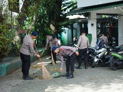 Brimob Polda Metro Gotong Royong Bersihkan Masjid di Jakarta dan Tangsel