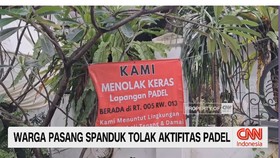 VIDEO: Warga Pasang Spanduk Tolak Aktifitas Padel