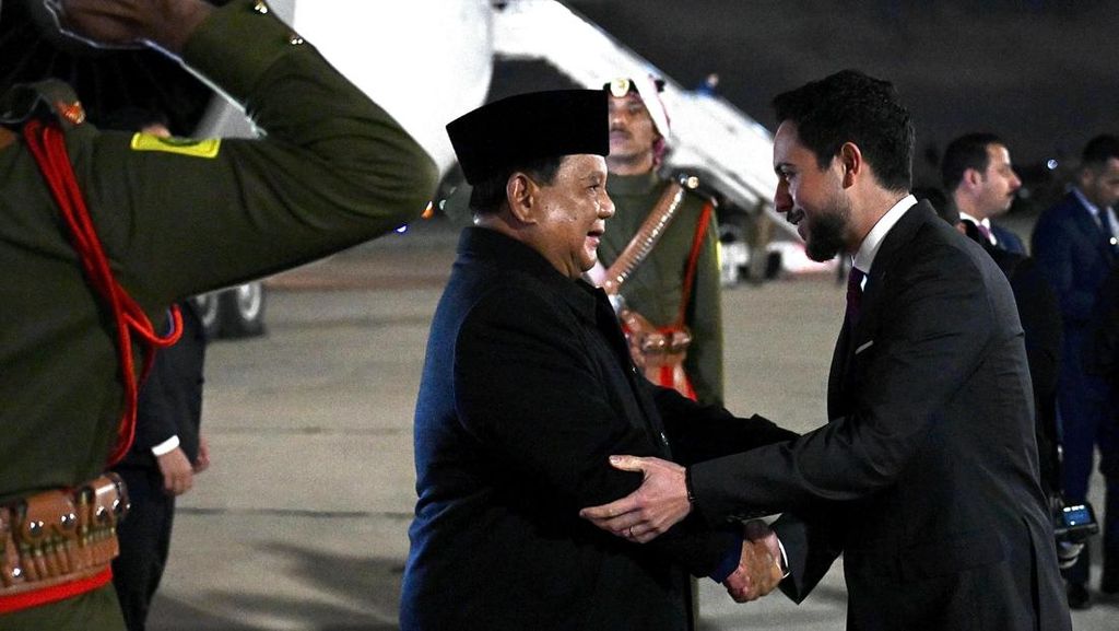 Prabowo Tiba di Amman, Disambut Putra Mahkota Yordania di Bandara