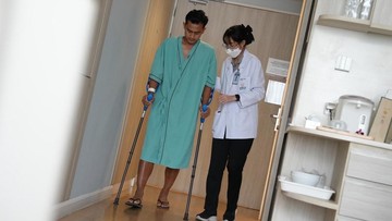 Berita Viral Selebriti dari InsertLive : Alami Cedera, 7 Potret Kondisi Terkini Pratama Arhan Usai Jalani Operasi Lutut Kanan