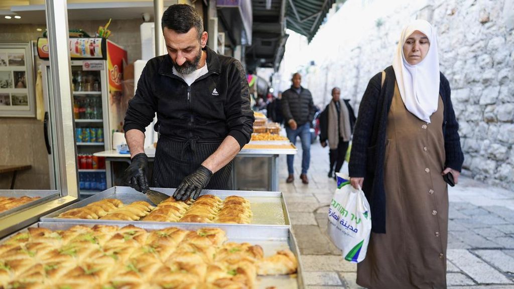 FOTO: Qatayef, Menu Wajib Berbuka Puasa Warga Palestina