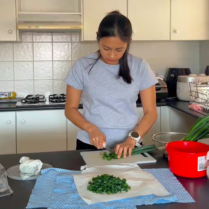 <p>Dalam video yang diunggah di akun TikTok, Rini mengungkap harus belajar banyak hal dari 0, termasuk mengurus rumah dari memasak, menyetrika, hingga membersihkan halaman. &ldquo;Di umur 40, aku harus mulai dari 0 lagi. Dulu aku terbiasa dengan sistem yang berbeda dan sekarang aku harus belajar menyesuaikan diri,&rdquo; ujar Rini, dikutip dari laman TikTok <em>@riniyulianti_,</em> Rabu (25/2/2026).&nbsp;(Foto: TikTok @riniyulianti_)</p>