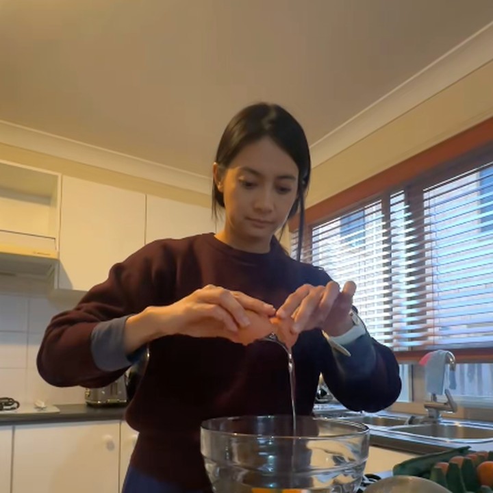 <p>Meski tak lagi aktif di dunia hiburan, Rini cukup sering membagikan kesehariannya melalui <em>postingan</em> di media sosial. Baru-baru ini, ia pun menceritakan pengalamannya beradaptasi di tempat tinggal yang baru.&nbsp;(Foto: TikTok @riniyulianti_)</p>