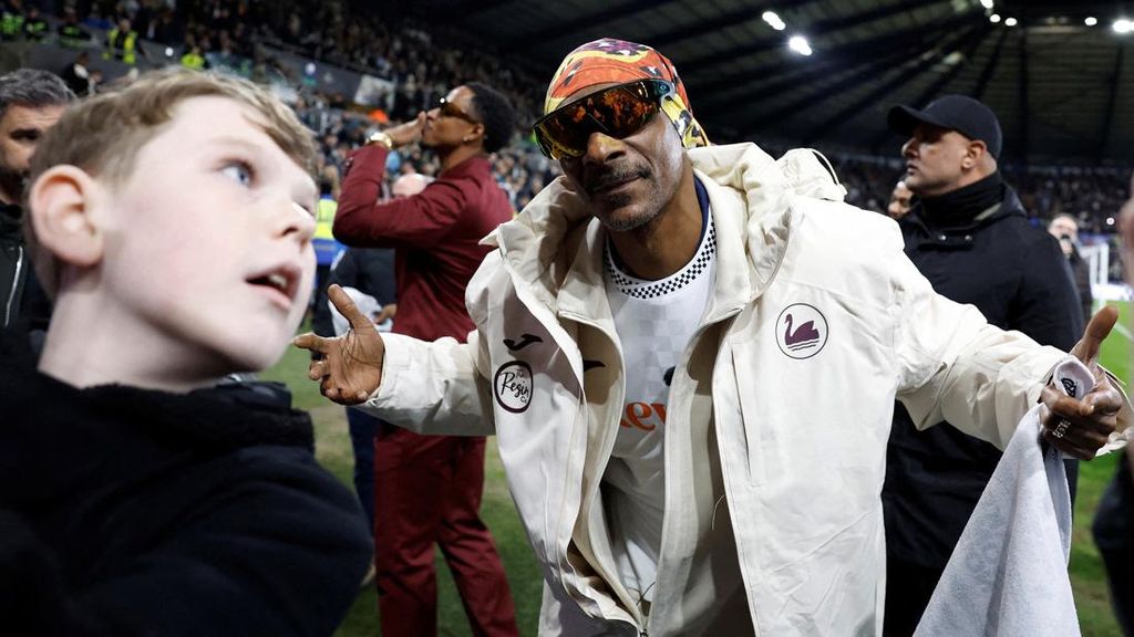 FOTO: Snoop Dogg Disambut Meriah di Markas Swansea
