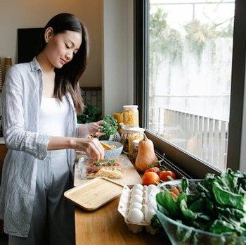 7 Ciri Kepribadian Orang yang Suka Memasak Sendiri di Rumah daripada Jajan di Luar