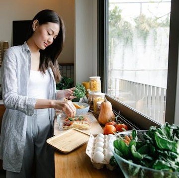7 Ciri Kepribadian Orang yang Suka Memasak Sendiri di Rumah daripada Jajan di Luar