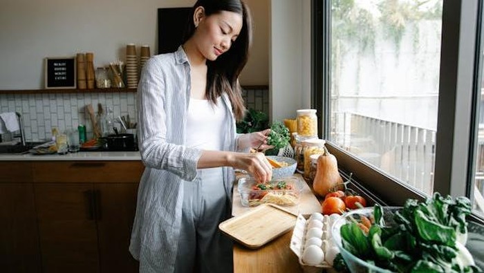 7 Ciri Kepribadian Orang yang Suka Memasak Sendiri di Rumah daripada Jajan di Luar