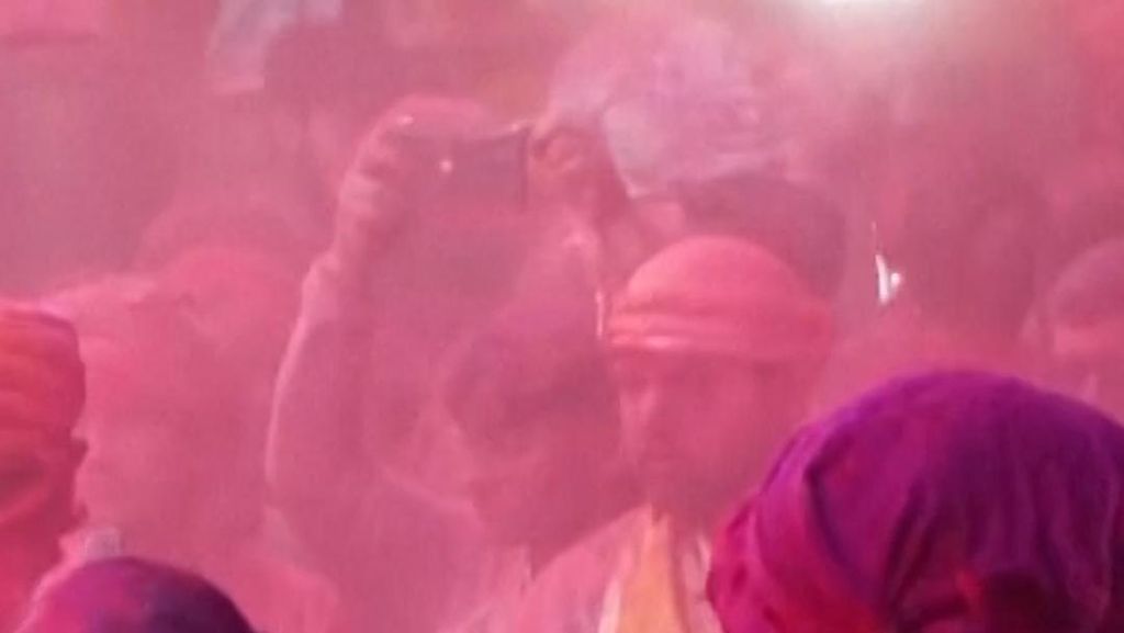 Manisan dan Bubuk Warna-warni Hiasi Langit India di Festival Holi