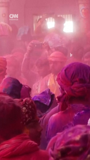 Manisan dan Bubuk Warna-warni Hiasi Langit India di Festival Holi