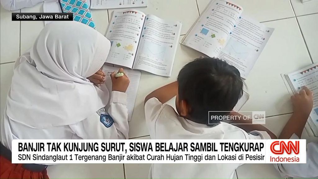 VIDEO: Banjir Tak Kunjung Surut, Siswa Belajar Sambil Tengkurap